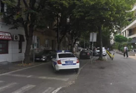 (FOTO, VIDEO) Krv svuda po pločniku i fasadi: Prve slike mjesta gdje su izbodena dva brata u centru Beograda, sve vrvi od policije