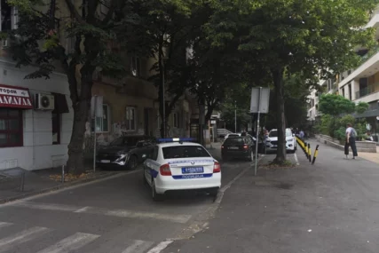 (FOTO, VIDEO) Krv svuda po pločniku i fasadi: Prve slike mjesta gdje su izbodena dva brata u centru Beograda, sve vrvi od policije