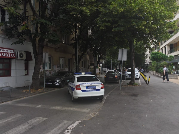 (FOTO, VIDEO) Krv svuda po pločniku i fasadi: Prve slike mjesta gdje su izbodena dva brata u centru Beograda, sve vrvi od policije