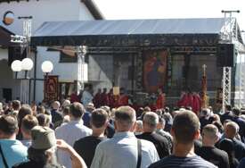 (FOTO) "U Bratunac se ne zove, u Bratunac se ide" Počela CENTRALNA KOMEMORACIJA, patrijarh služi liturgiju