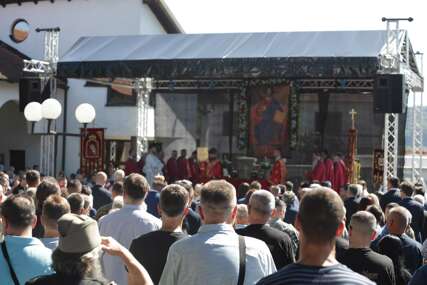(FOTO) "U Bratunac se ne zove, u Bratunac se ide" Počela CENTRALNA KOMEMORACIJA, patrijarh služi liturgiju