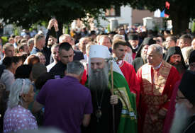 (FOTO) "U Bratunac se ne zove, u Bratunac se ide" Počela CENTRALNA KOMEMORACIJA, patrijarh služi liturgiju