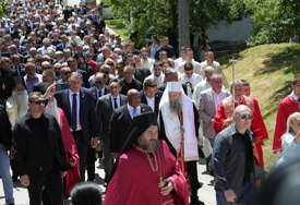 (FOTO) Patrijarh Porfirije na čelu litije: Rijeka građana ODAJE POČAST za 3.267 ubijenih Srba u Podrinju i Birču