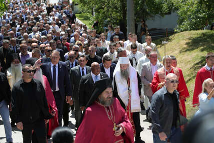 (FOTO) Patrijarh Porfirije na čelu litije: Rijeka građana ODAJE POČAST za 3.267 ubijenih Srba u Podrinju i Birču