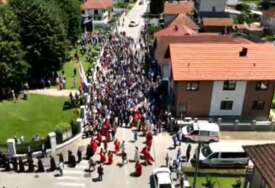 (FOTO) Patrijarh Porfirije na čelu litije: Rijeka građana ODAJE POČAST za 3.267 ubijenih Srba u Podrinju i Birču