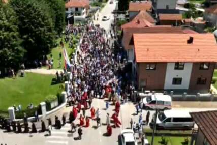 (FOTO) Patrijarh Porfirije na čelu litije: Rijeka građana ODAJE POČAST za 3.267 ubijenih Srba u Podrinju i Birču