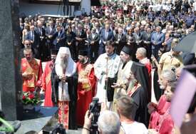 (FOTO) Patrijarh Porfirije služio parastos: Rijeka građana ODALA POČAST za 3.267 ubijenih Srba u Podrinju i Birču, položeni vijenci i cvijeće