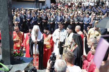 (FOTO) Patrijarh Porfirije služio parastos: Rijeka građana ODALA POČAST za 3.267 ubijenih Srba u Podrinju i Birču, položeni vijenci i cvijeće