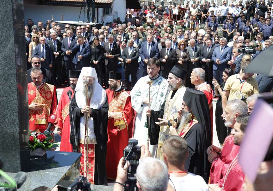 (FOTO) Patrijarh Porfirije služio parastos: Rijeka građana ODALA POČAST za 3.267 ubijenih Srba u Podrinju i Birču, položeni vijenci i cvijeće