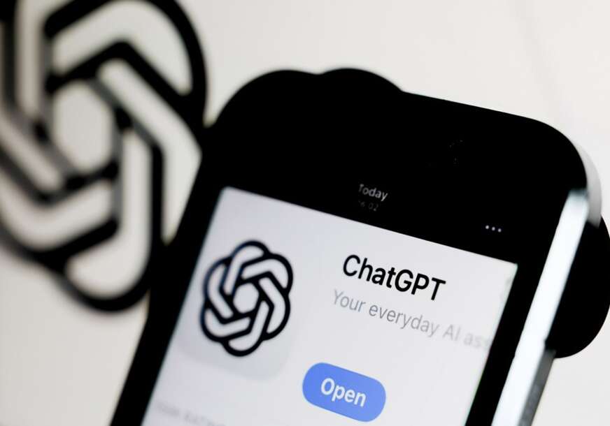 mobilni telefon s aplikacijom ChatGPT