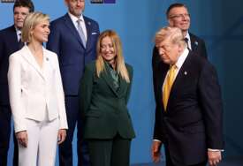 (VIDEO) Samo je PREVRTALA OČIMA: Prvi susret Donalda Trampa sa Đorđom Meloni poslije žestoke svađe