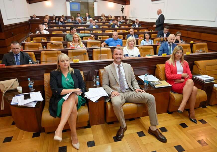 „Zove on mene i pita hoću li biti kandidat“ Stanivuković nasmijao skupštinsku salu i „pecnuo“ Ninkovića, ON OSTAO ZATEČEN