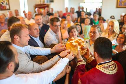 (FOTO) Stanivuković prisustvovao liturgiji i parastosu u Melini: Odana počast herojima, najavljena nova ulaganja