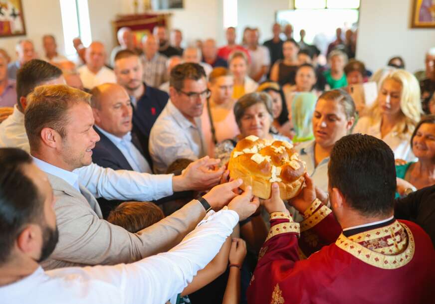 (FOTO) Stanivuković prisustvovao liturgiji i parastosu u Melini: Odana počast herojima, najavljena nova ulaganja