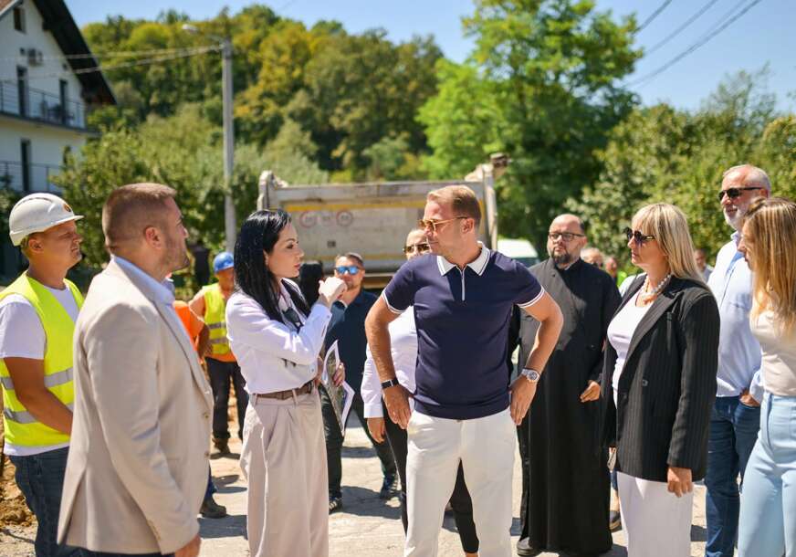 (FOTO) Na radost mještana: Počela rekonstrukcija dionice puta u naselju Priječani, radove obišao i Stanivuković