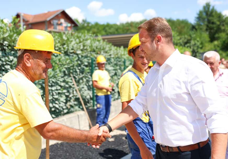 (FOTO) POČELO ASFALTIRANJE Stanivuković o nastavku uređenja Šargovačke ulice, ali i saobraćajnica širom grada