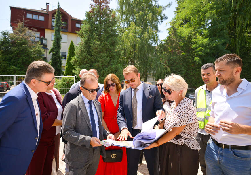 (FOTO) "GRAD VOLI OBRAZOVANJE" U toku uređenje dvorišta OŠ "Zmaj Jova Jovanović", Stanivuković pojasnio šta sve će biti urađeno