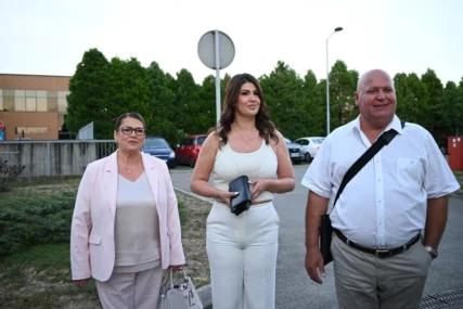 (VIDEO) "Voljeli bismo DA SE POMIRI sa Stanijom" Prvi intervju Asminove porodice, stigli na finale Elite 9