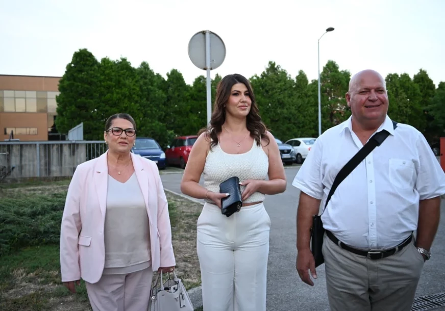 (VIDEO) "Voljeli bismo DA SE POMIRI sa Stanijom" Prvi intervju Asminove porodice, stigli na finale Elite 9