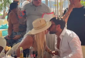 (VIDEO, FOTO) UZAVRELE STRASTI DARE I DEČKA Pjevačica se prezuvala nasred plaže pa dohvatila 20 godina mlađeg Borisa