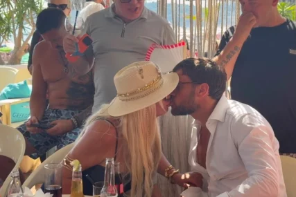 (VIDEO, FOTO) UZAVRELE STRASTI DARE I DEČKA Pjevačica se prezuvala nasred plaže pa dohvatila 20 godina mlađeg Borisa