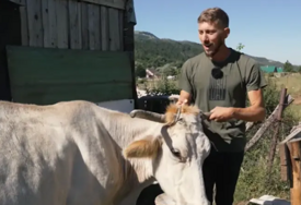 (VIDEO) Dok su vršnjaci jurili za loptom, on je štedio za kozu: Filip danas ima veliko stado i ne mijenja život na selu ni za šta