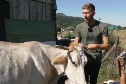 (VIDEO) Dok su vršnjaci jurili za loptom, on je štedio za kozu: Filip danas ima veliko stado i ne mijenja život na selu ni za šta