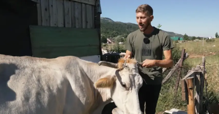 (VIDEO) Dok su vršnjaci jurili za loptom, on je štedio za kozu: Filip danas ima veliko stado i ne mijenja život na selu ni za šta