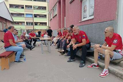 Čekaju vijesti o preživjelima: Muk ispred stanice GSS-a Zenica nakon tragedije na Elbrusu: