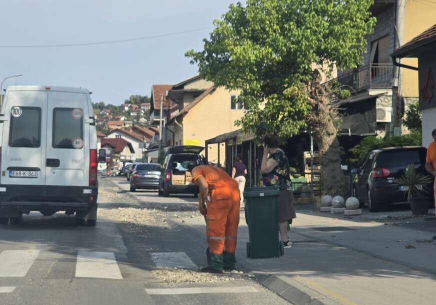 Nakon nevremena u Banjaluci: Ekipe odmah krenule u sanaciju štete na Laušu, uklanjaju nanose kamenja sa saobraćajnica