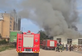 (VIDEO, FOTO) Vatra planula kod pumpe: Veliki požar u Modriči, u gašenju učestvovalo više vatrogasnih ekipa