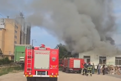 (VIDEO,FOTO) Vatra planula kod pumpe: Veliki požar u Modriči, u gašenju učestvovalo više vatrogasnih ekipa