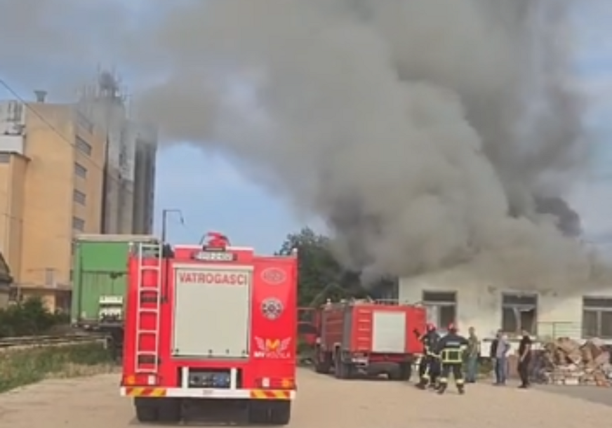 (VIDEO, FOTO) Vatra planula kod pumpe: Veliki požar u Modriči, u gašenju učestvovalo više vatrogasnih ekipa
