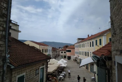 Zabrana i za kampovanje u popularnom parku: U ovom crnogorskom gradu od danas je ZABRANJENO ŠETATI U KUPAĆEM KOSTIMU