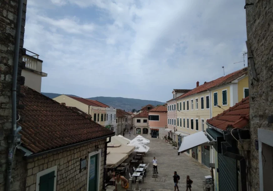 Zabrana i za kampovanje u popularnom parku: U ovom crnogorskom gradu od danas je ZABRANJENO ŠETATI U KUPAĆEM KOSTIMU