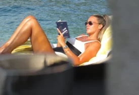 (VIDEO, FOTO) "Nauljila tijelo, pa se uvalila u udobnu ležaljku" Marija Mikić poslije razvoda i nove ljubavi uživa u Crnoj Gori, evo sa kim provodi vrijeme