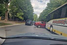 (FOTO) Stvaraju se gužve: Sudar automobila i autobusa kod parka Mladen Stojanović u Banjaluci