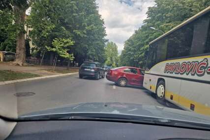 (FOTO) Stvaraju se gužve: Sudar automobila i autobusa kod parka Mladen Stojanović u Banjaluci