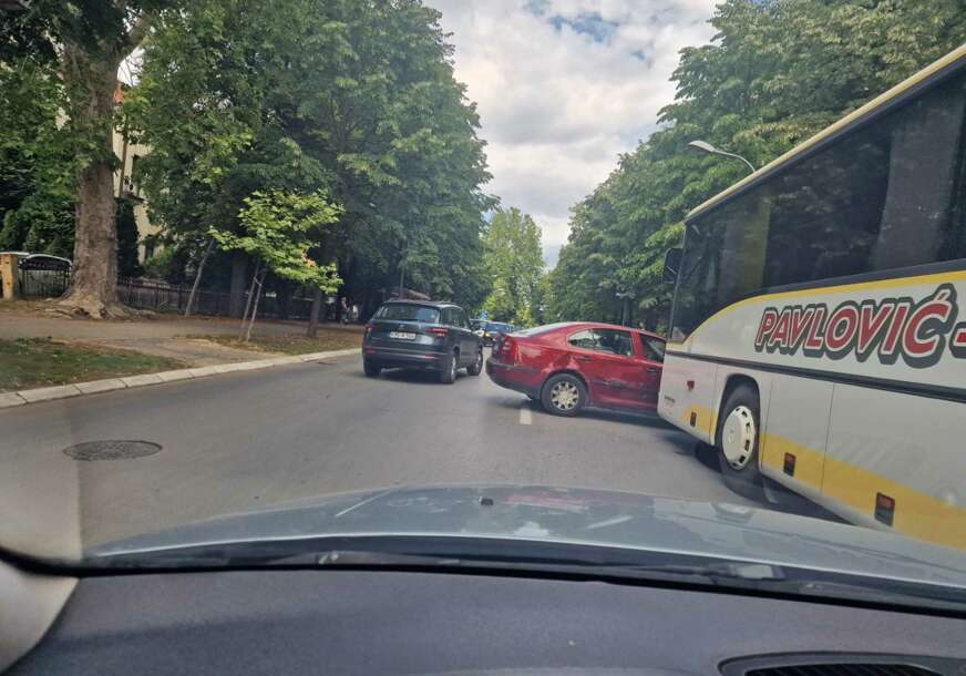 (FOTO) Stvaraju se gužve: Sudar automobila i autobusa kod parka Mladen Stojanović u Banjaluci