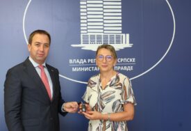 "Briga o čovjeku je jedna od najvažnijih" Selak uručio službeno vozilo Savezu žena "Iskra"