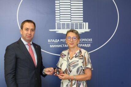 "Briga o čovjeku je jedna od najvažnijih" Selak uručio službeno vozilo Savezu žena "Iskra"