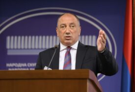 (FOTO) “Najomraženija osoba u gradu” Crnadak pozvao Stevandića da sjedne u CRVENI KOMBI i dođe kod njega kući