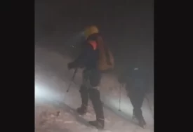 (UZNEMIRUJUĆI SNIMAK) Jedva došli do njih: Spasioci VUKLI TIJELA UMRLIH PLANINARA iz BiH kroz snijeg