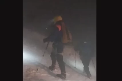 (UZNEMIRUJUĆI SNIMAK) Jedva došli do njih: Spasioci VUKLI TIJELA UMRLIH PLANINARA iz BiH kroz snijeg