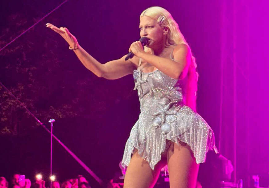 (VIDEO, FOTO) MASKE SU POTPUNO PALE Jelena Karleuša kakvu javnost NIKADA NE VIĐA, suze i ogoljena duša usred spektakla u organizaciji m:tel-a