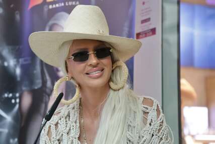 "DA CRKENEM, JEL" Jelena Karleuša u emisiji uživo otkrila šokantnu prepisku sa Duškom Tošićem