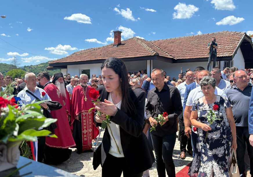 (FOTO) "Zločin bez kazne" Trivićeva poručila da  se SJEĆANJE NA STRADALE u Bratuncu mora čuvati od zaborava