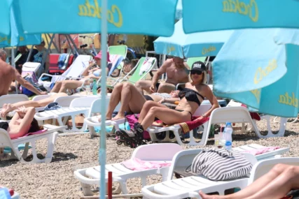 (FOTO, VIDEO) Skinula se u tanga kupaći, pa provozala rolere: Evo kako se Jovana Jeremić ponaša kad je niko ne gleda
