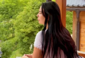 (VIDEO, FOTO) POKAZALA LUKSUZNO IMANJE U CRNOJ GORI Pjevačica uživa u prirodi, oko nje svuda zelenilo, a kuća od drveta