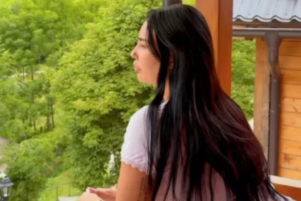(VIDEO, FOTO) POKAZALA LUKSUZNO IMANJE U CRNOJ GORI Pjevačica uživa u prirodi, oko nje svuda zelenilo, a kuća od drveta